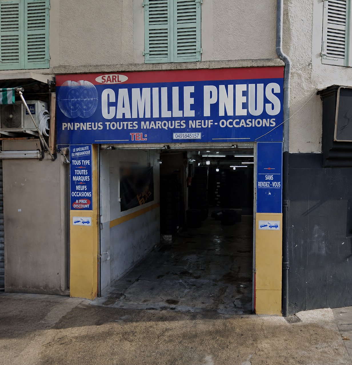 Façade du garage Camille Pneus, 2 rue Hoche à Marseille